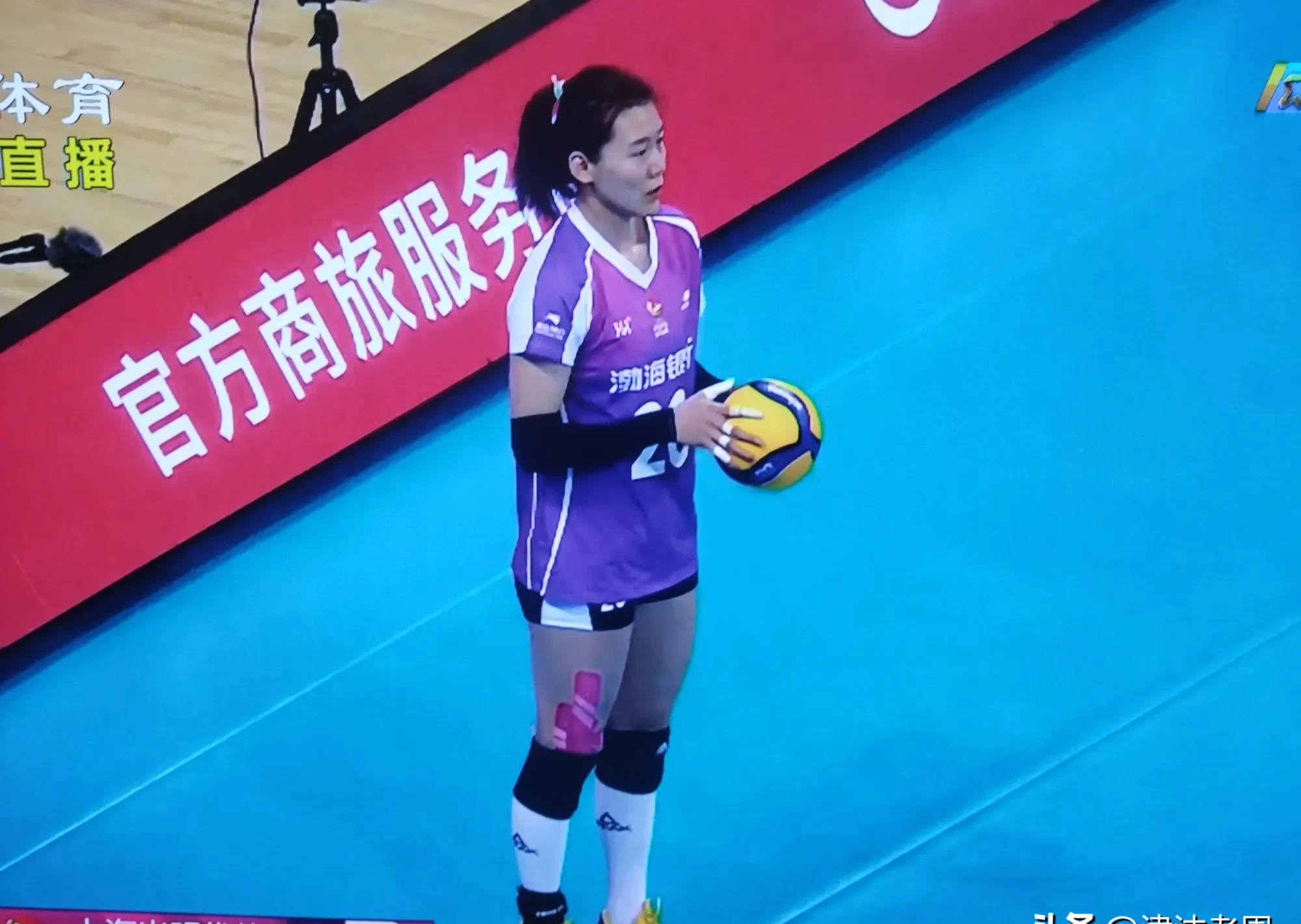 联赛巅峰对决！李娜能否带领球队爆冷取胜？