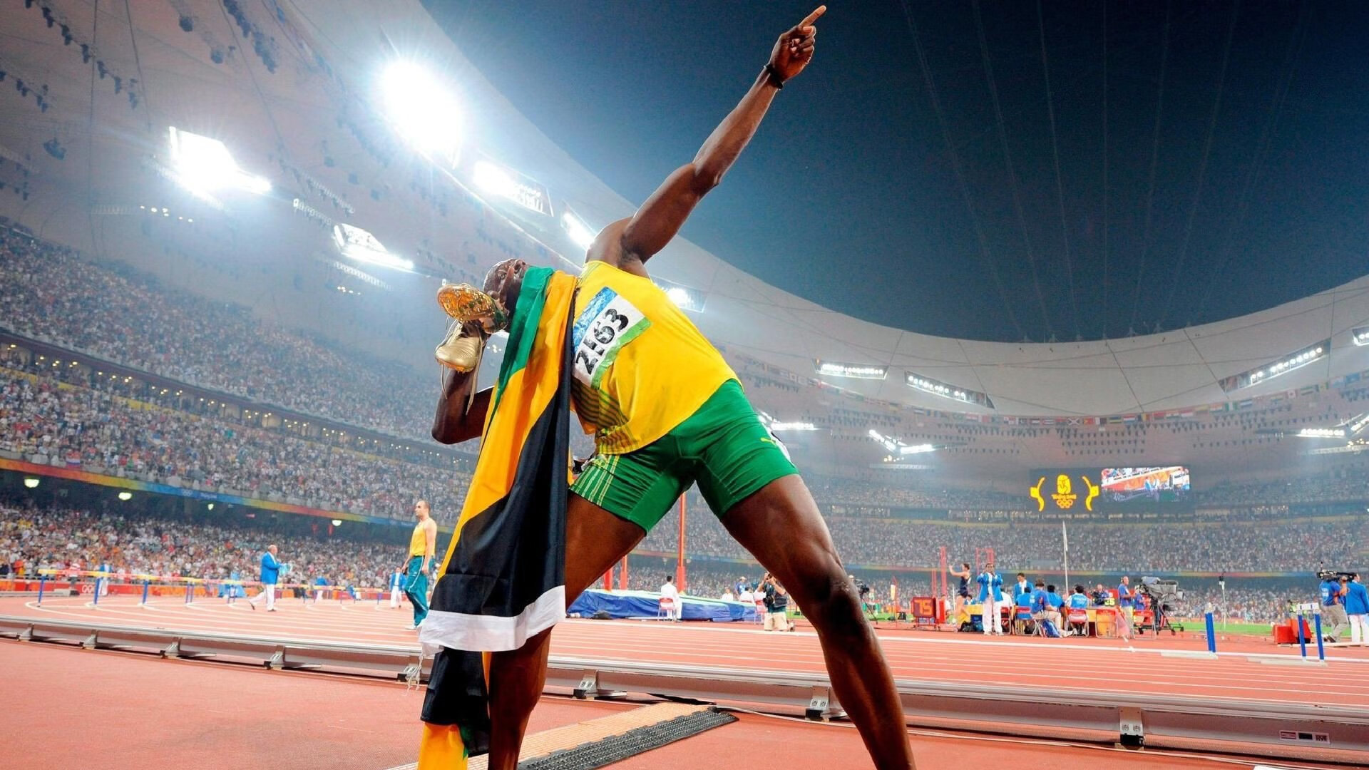 费德勒重返赛场，表现优异首场状态出色，湖人观众沸腾！引发球迷热议