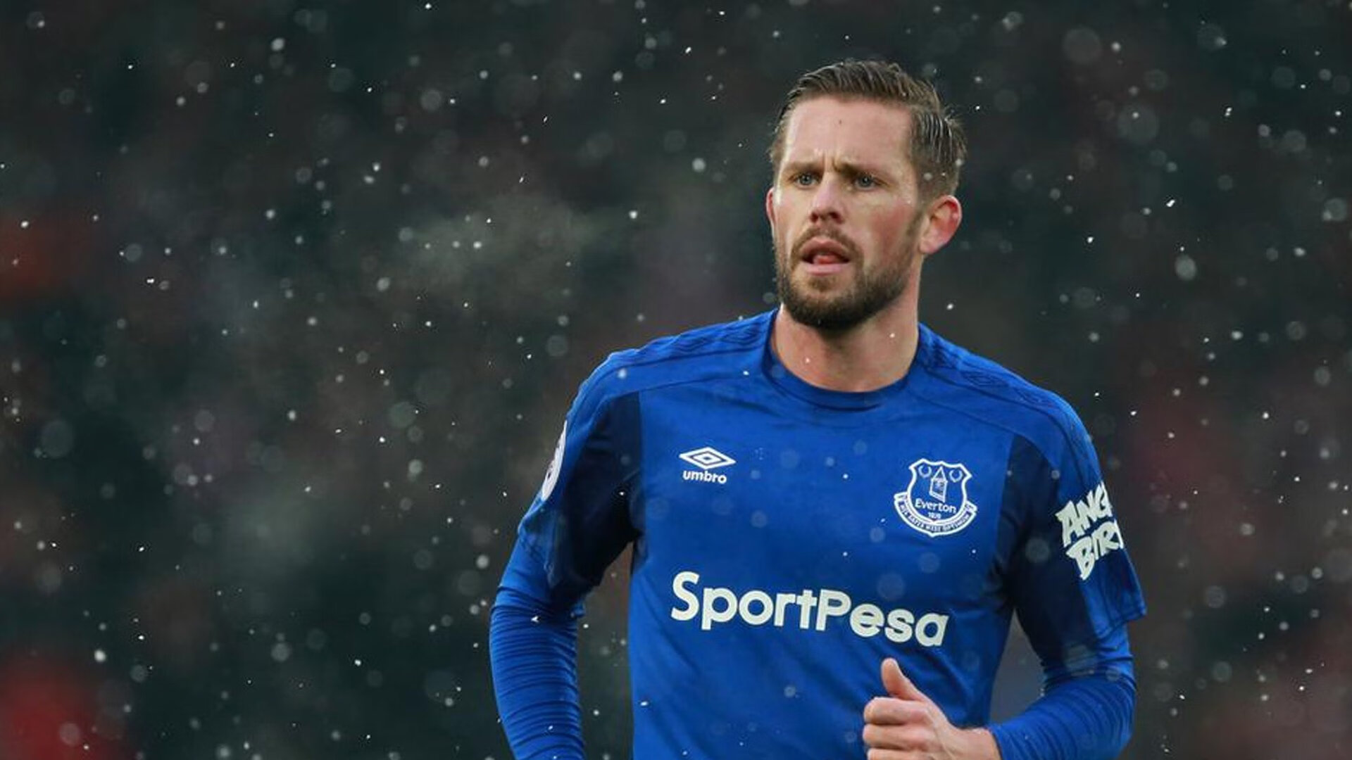 德约科维奇连续十五场比赛得分超过大比分获胜，湖人不断突破！赛场气氛高涨